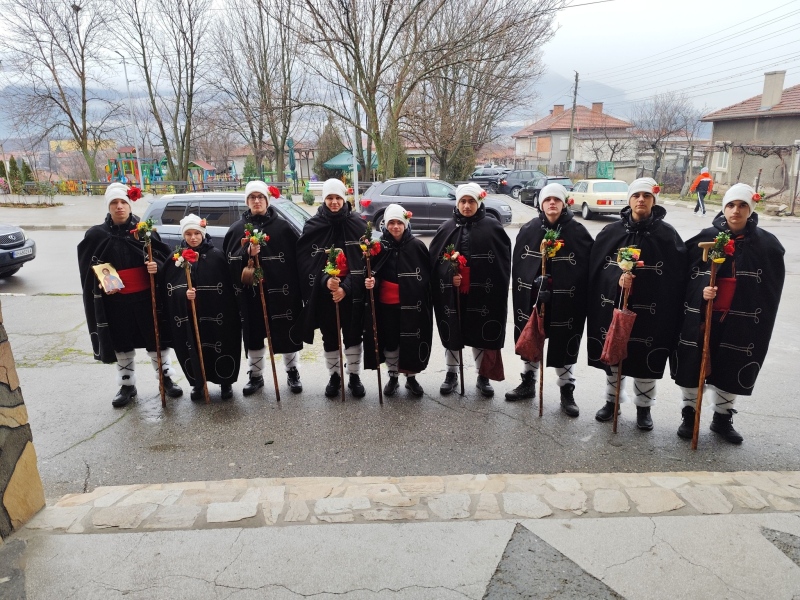 Дъжд се лее, коледари пеят и наричат за здраве в дупнишкото село Яхиново