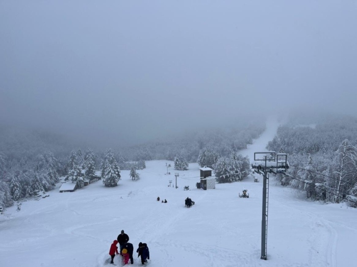 Снежна покривка от 40 см даде старт на подготовката за сезона в Осогово