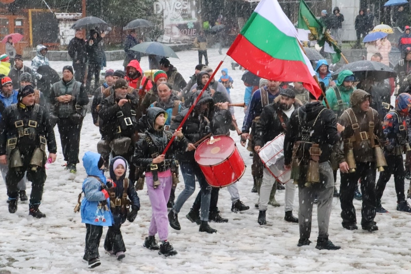 Банско отбеляза Рождество Христово с обичая „Дрънкане на зво́нци“