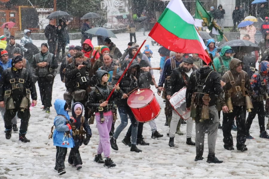 Банско отбеляза Рождество Христово с обичая „Дрънкане на зво́нци“