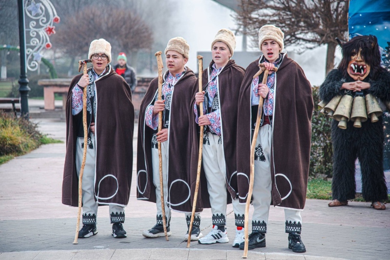 Ученици от СУ „Христо Ботев“  отпразнуваха Коледа с празнична анимация и благотворителен базар в Сапарева баня