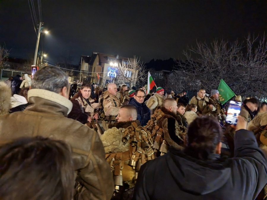 Джерман запали сурвакарския огън и даде старт на традиционните сурвакарски игри