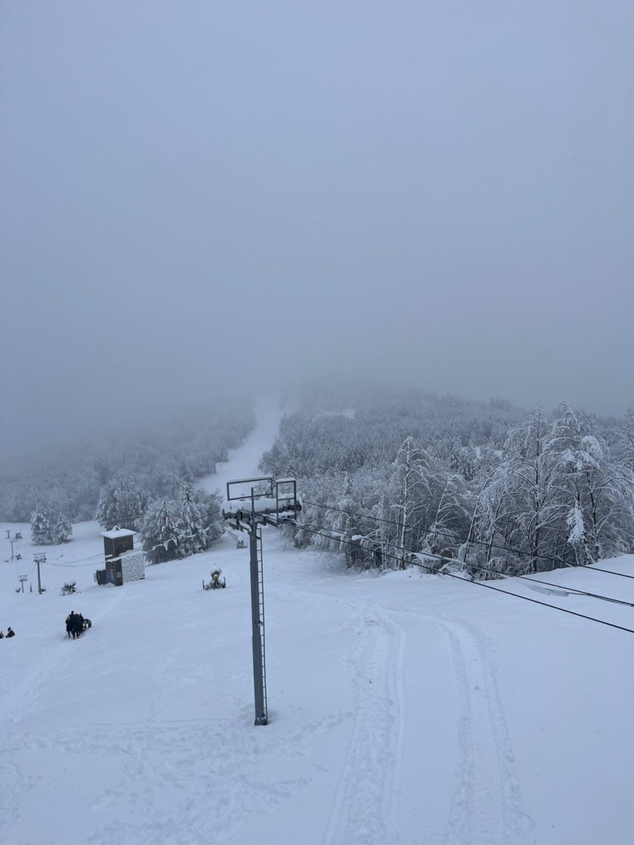 Част от съоръженията и пистите в ски център \
