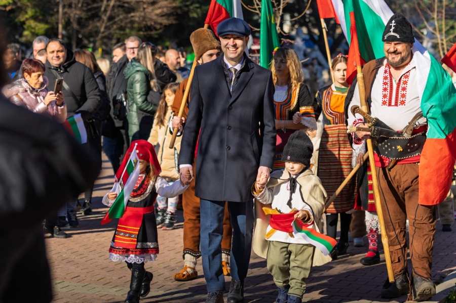 Шествие на джамалджии и коледари изпъстри Кюстендил, всички се хванаха на хорото