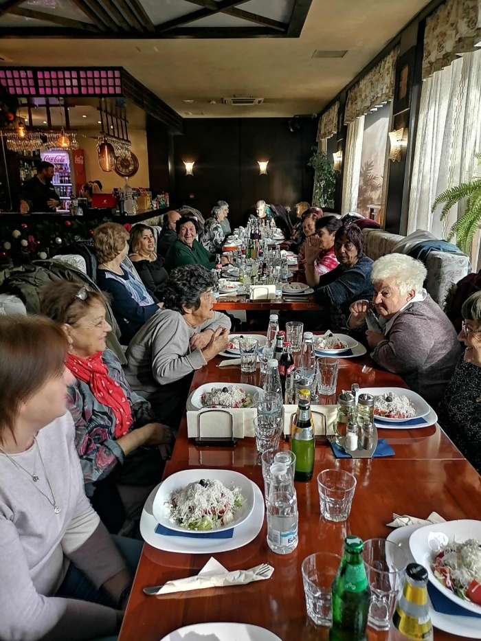 Новогодишен празник с танци и игри спретнаха пенсионери в Трън