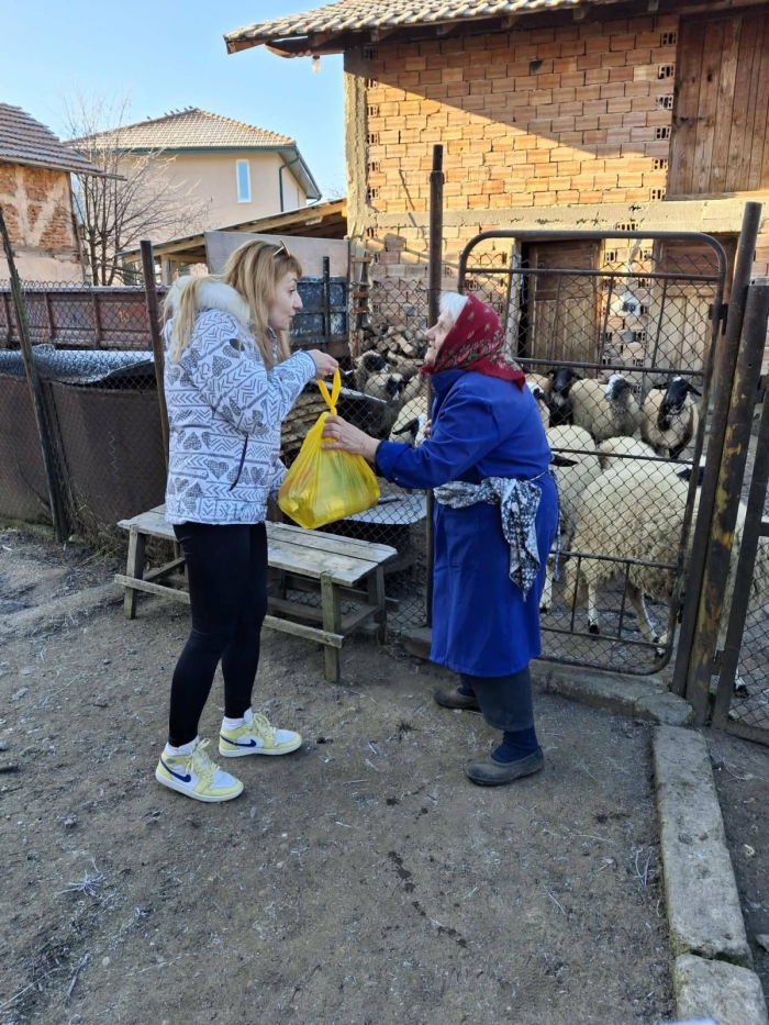 В Самоковско: Стотици пакети достигнаха до възрастни хора в коледната кампания на „Бъди Човек“