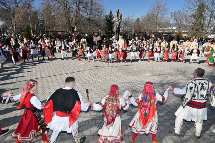 Бебе на 52 дни е най-малкият участник в станчинарски игри \