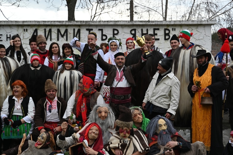 120 сурвакари пропъдиха злото от най-дългото село