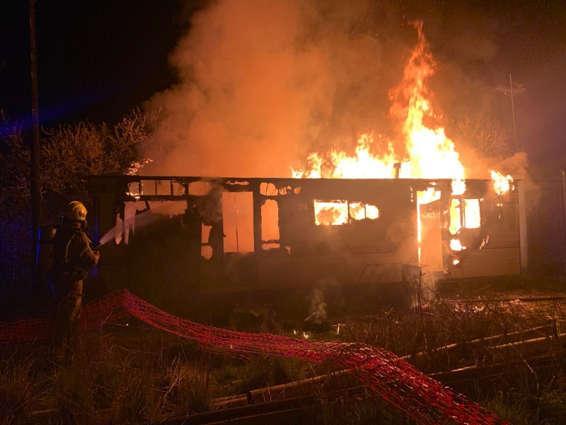 Инцидент в Брезнишко: 60-годишен мъж пострада при пожар в каравана заради скъсани от вятъра жици