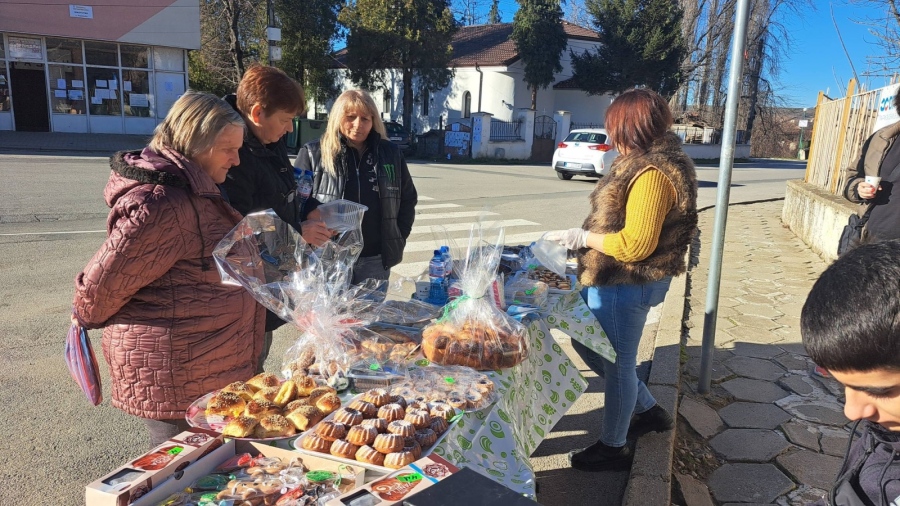 Със средства от базара: Радват бабите в Бараково с подаръци за Бабинден