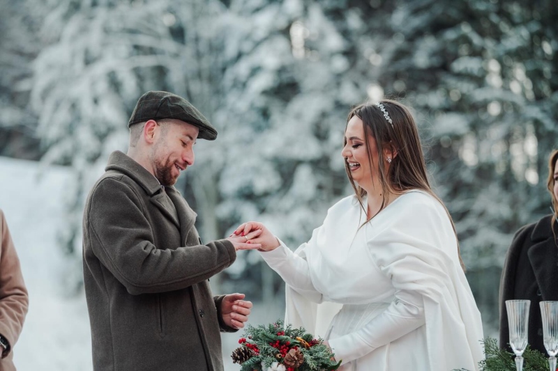 Снежна приказка край Благоевград: Мануела и Константин вдигнаха зимна сватба в ски парк „Картала“