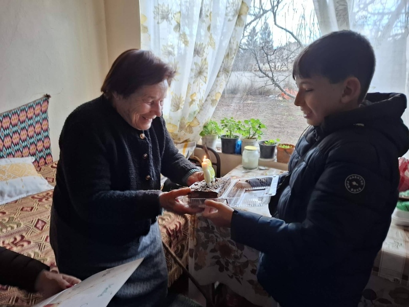 Добротворци зарадваха сираци и възрастни хора в Крайници