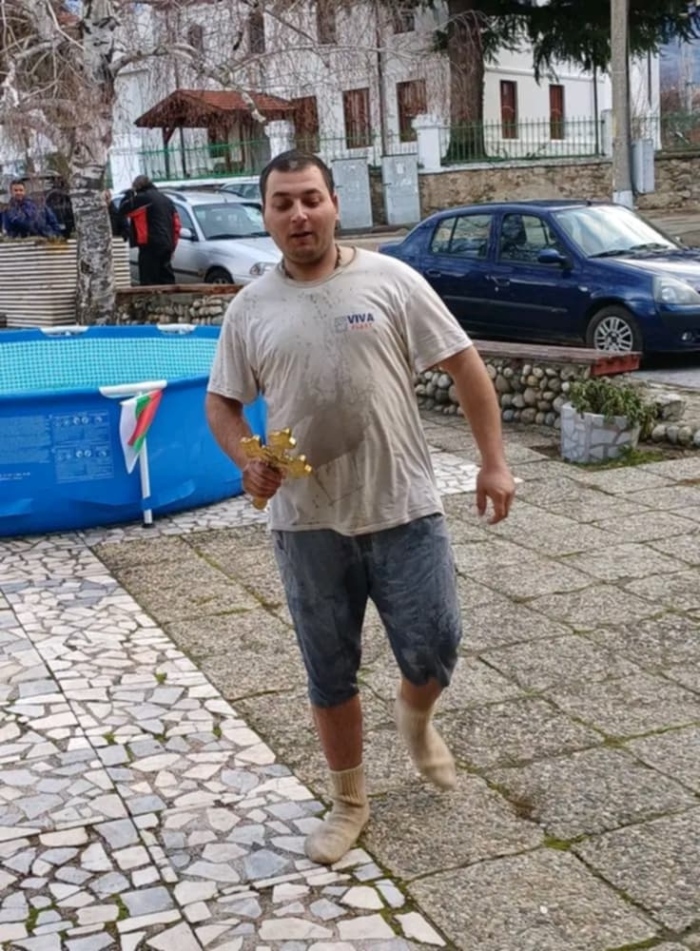 Единственият смелчага Слави Москов „спаси“ богоявленския кръст в Смочево