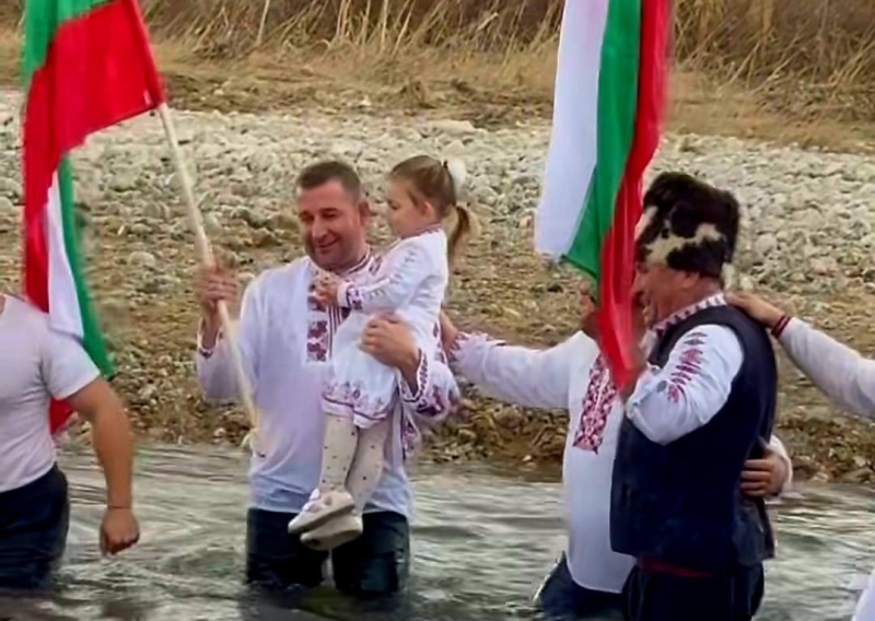 Деветокласникът Ангел Тренчев извади богоявленския кръст тази година в Самоков, кметът Джоргов поведе хорото