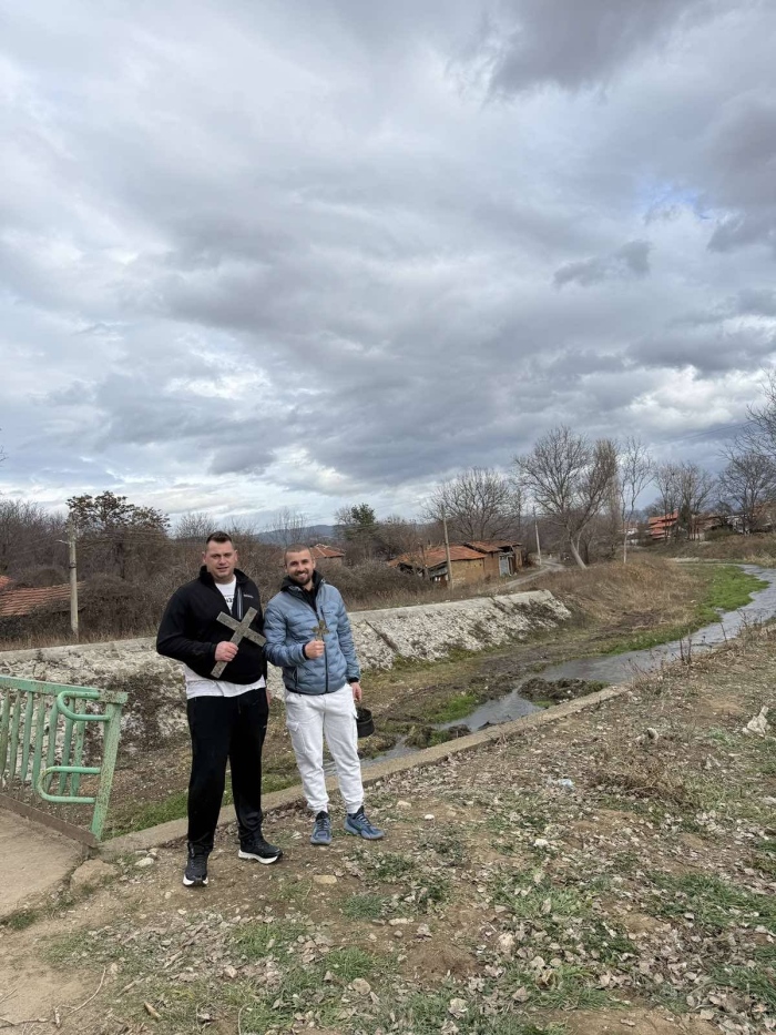 Двойна благодат в Червен брег: Реката върна два кръста след упорито търсене