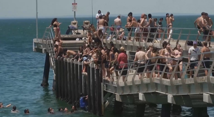 40 градуса на сянка: Австралийците потърсиха прохлада в жегата на плажа 