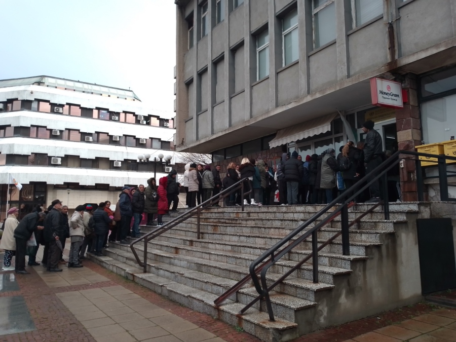 Дупница на опашка за първите пенсии в евро: Едно гише и смесени чувства пред пощата