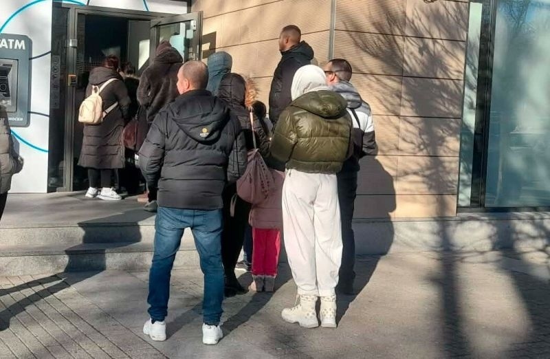 Валутен дефицит в Перник: Опашки пред банките и недостиг на евро по магазините