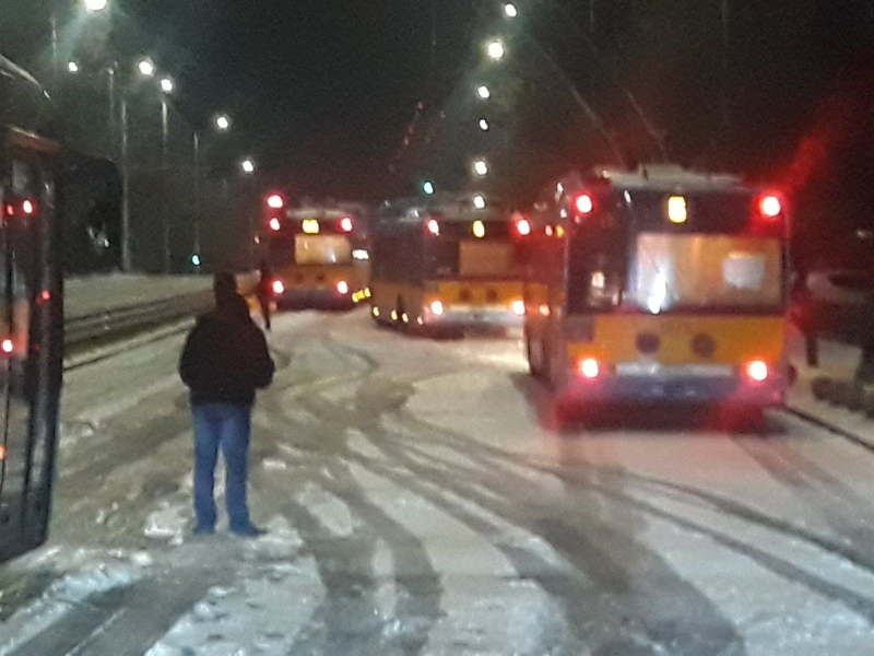 София осъмна в сняг: Трафикът е затруднен, градският транспорт спира и закъснява