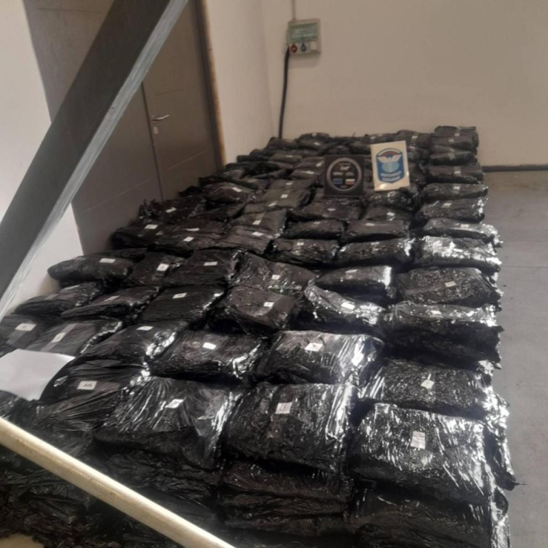 Удар: Задържаха над 739 кг марихуана на „Капитан Андреево”, открити в камион с прахосмукачки