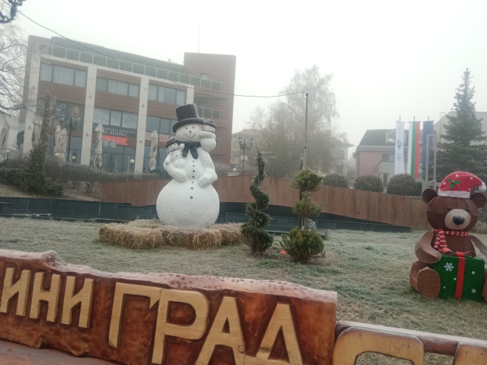 Коледно градче – 2025, превърна Сапарева баня в сцена на култура, традиции и благотворителност