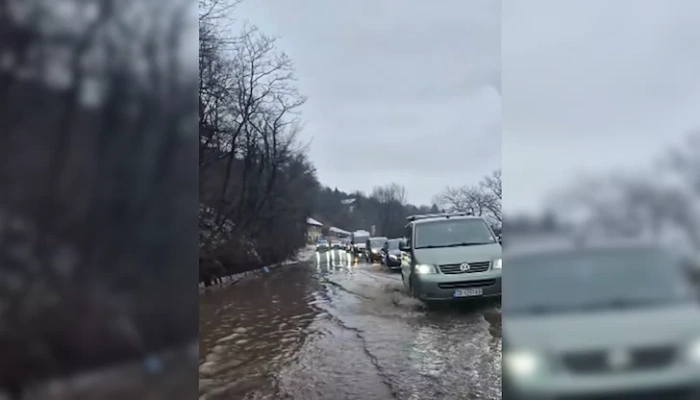  Участък от пътя в района на Владая е под вода