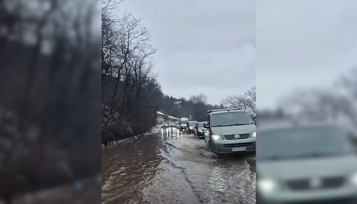 Участък от пътя в района на Владая е под вода