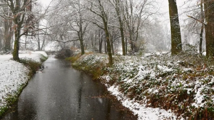 Пожарната: Избягвайте дерета и реки и не стойте на открито