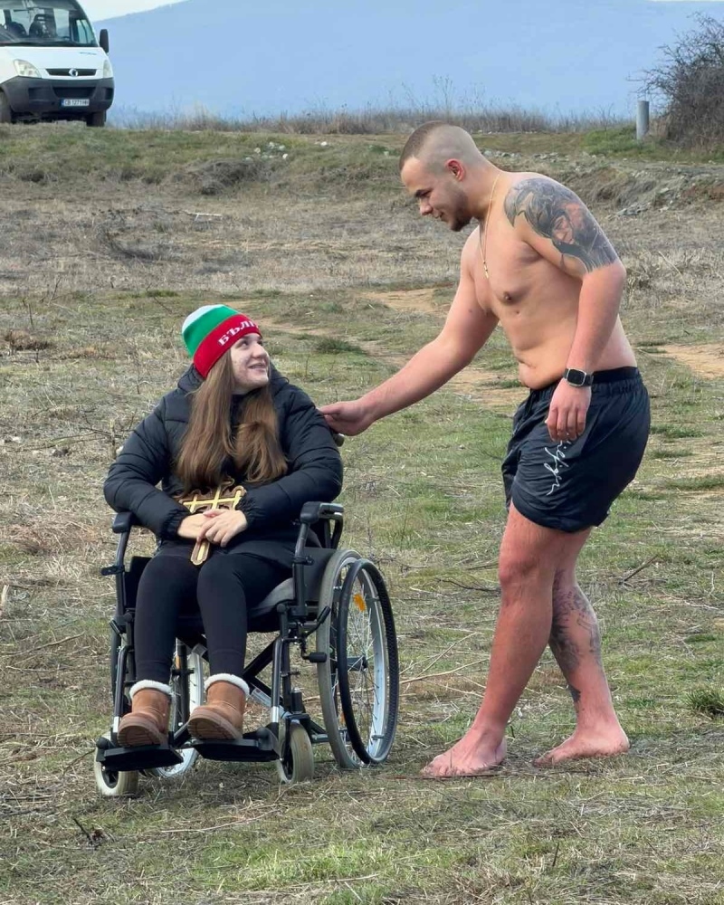 Героят на Ихтиман от Богоявление - Веско Илов дари кръста и средства за лечението на Ели