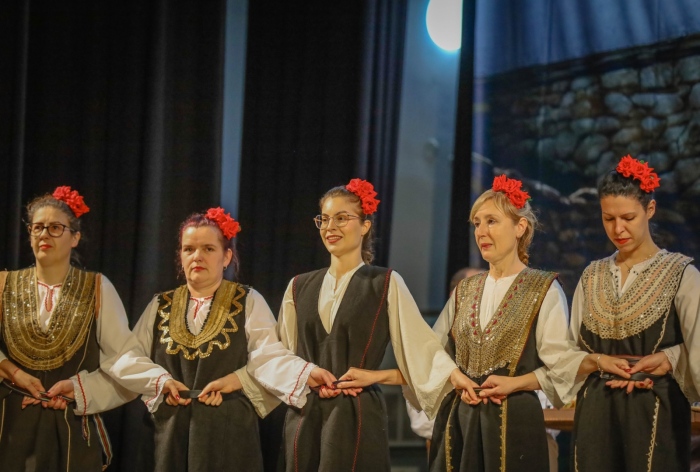 Фолклорният спектакъл „Не смо от ючера“ събра граовския фолклор на сцената в Брезник