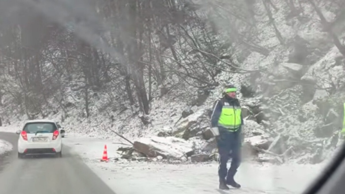  Край на неделния капан край Пасарел: Разчистиха скалната маса, шофьори продължават да предупреждават за \