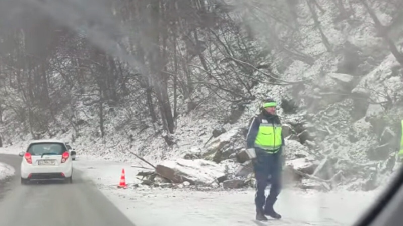  Край на неделния капан край Пасарел: Разчистиха скалната маса, шофьори продължават да предупреждават за \