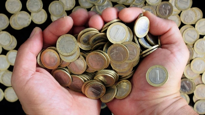 Българин занесъл 3 бидона монети в банката, за да ги размени в евро