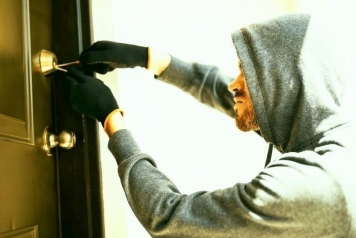 Дръзка кражба на голяма сума пари и златни накити от апартамент в Дупница