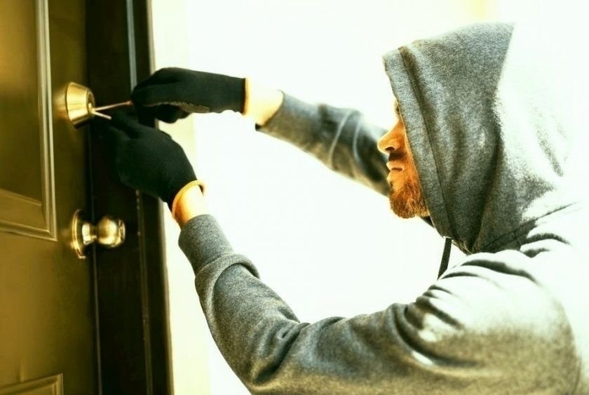 Дръзка кражба на голяма сума пари и златни накити от апартамент в Дупница