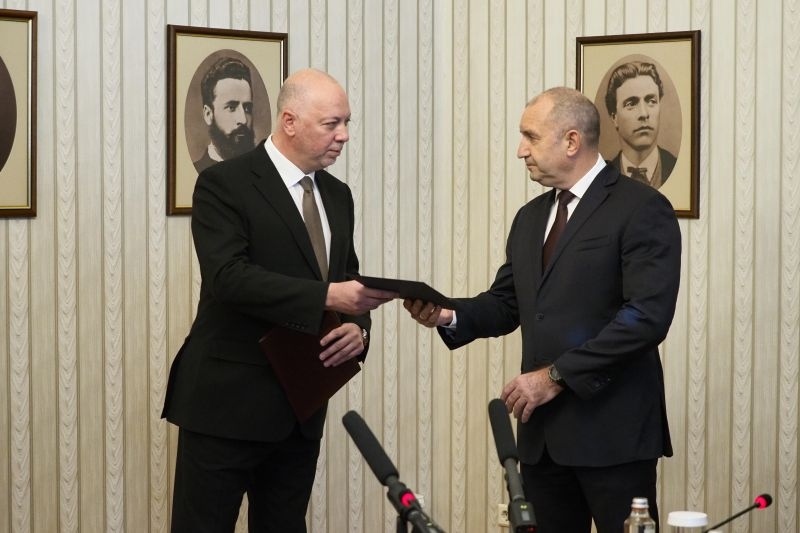 Желязков получи и върна на Радев първия проучвателен мандат