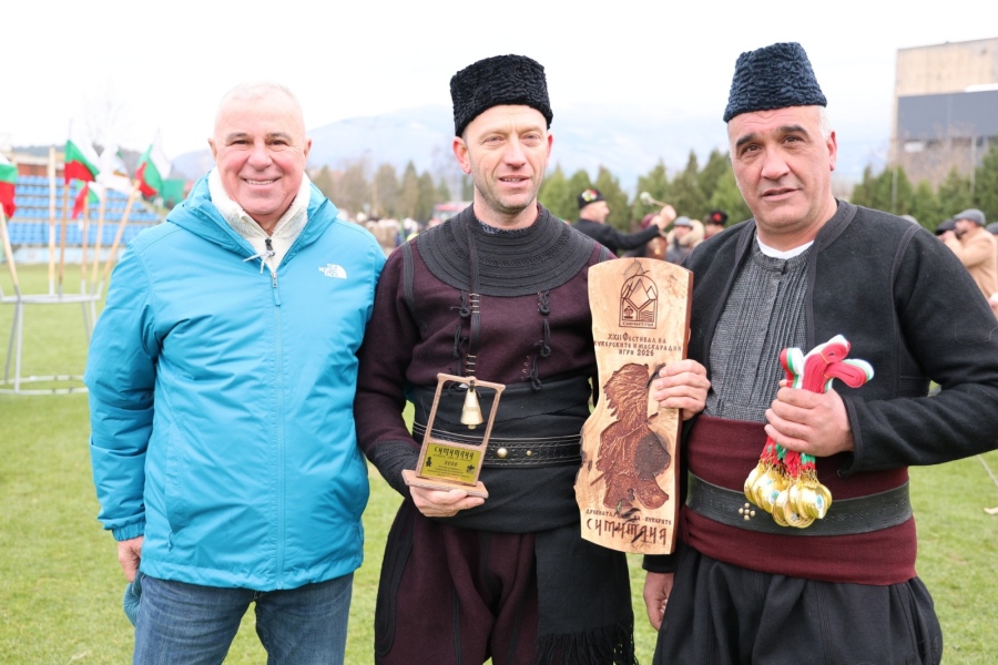 Специален момент! Банско получи символа за приемственост  на XXII фестивал „Симитлия – древната земя на кукерите“