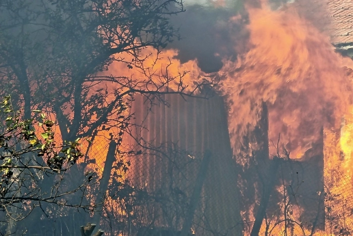 Тежки дежурства за огнеборците в Пернишко: Пет пожара със сериозни щети са гасени през почивните дни