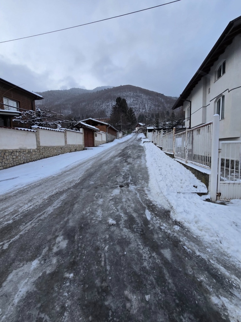 Бистричани алармират: Селото е непристъпно, улицата към детската градина е ледена пързалка
