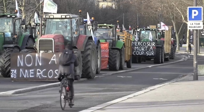 Фермери блокираха Париж с трактори заради търговското споразумение ЕС–Меркосур
