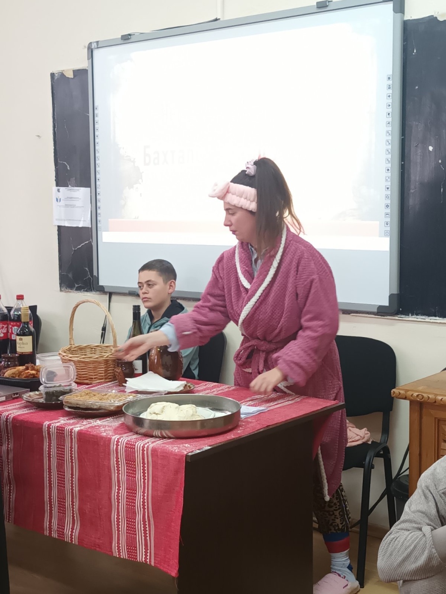 С музика и традиционни  ритуали посрещнаха Банго Васил в ПГСС-Кюстендил