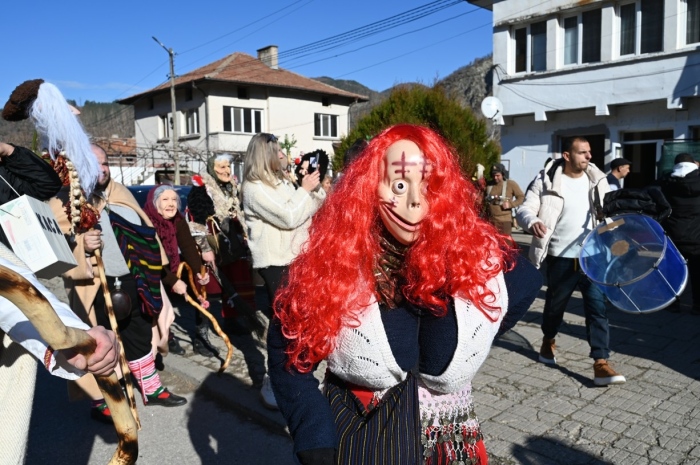 Бягай зло! Сурва донесе здраве и плодородие в Железница