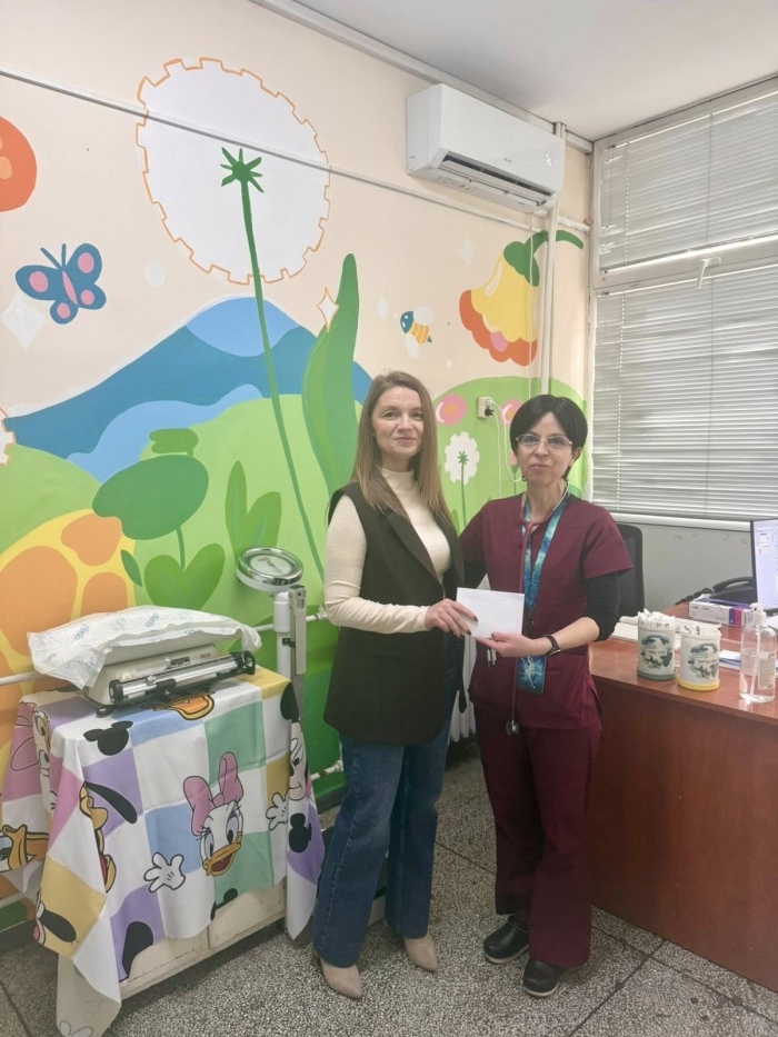 Жест: Победителите в конкурса за външна коледна украса дариха наградата си на детското отделение в Кюстендил