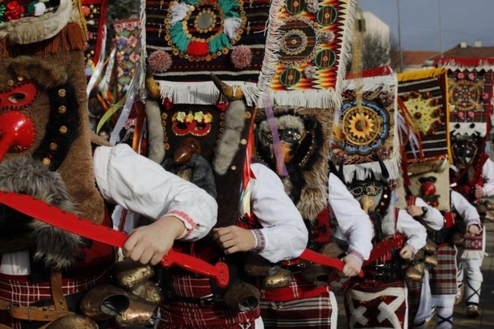 Перник в очакване: Броени минути до зрелищното откриване на най-големия маскараден фестивал в Европа