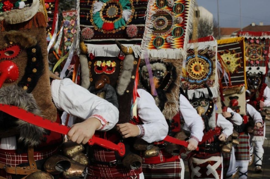 Перник в очакване: Броени минути до зрелищното откриване на най-големия маскараден фестивал в Европа