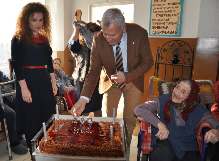 Баба Надежда от Разлог отпразнува забележителните 102 години