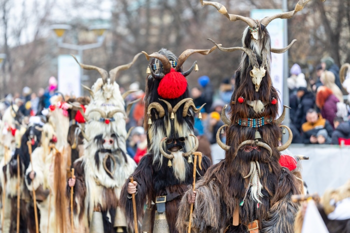 „Сурва“ в Перник продължава с дефилета на над 13 000 участници