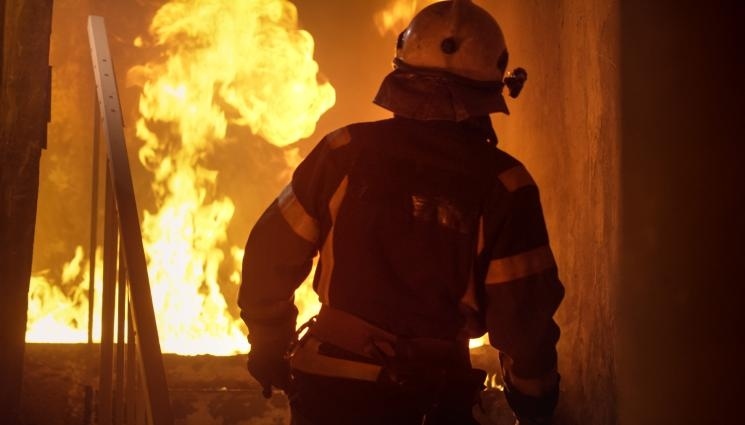 Пожар унищожи навес и три постройки в Самоков, няма пострадали