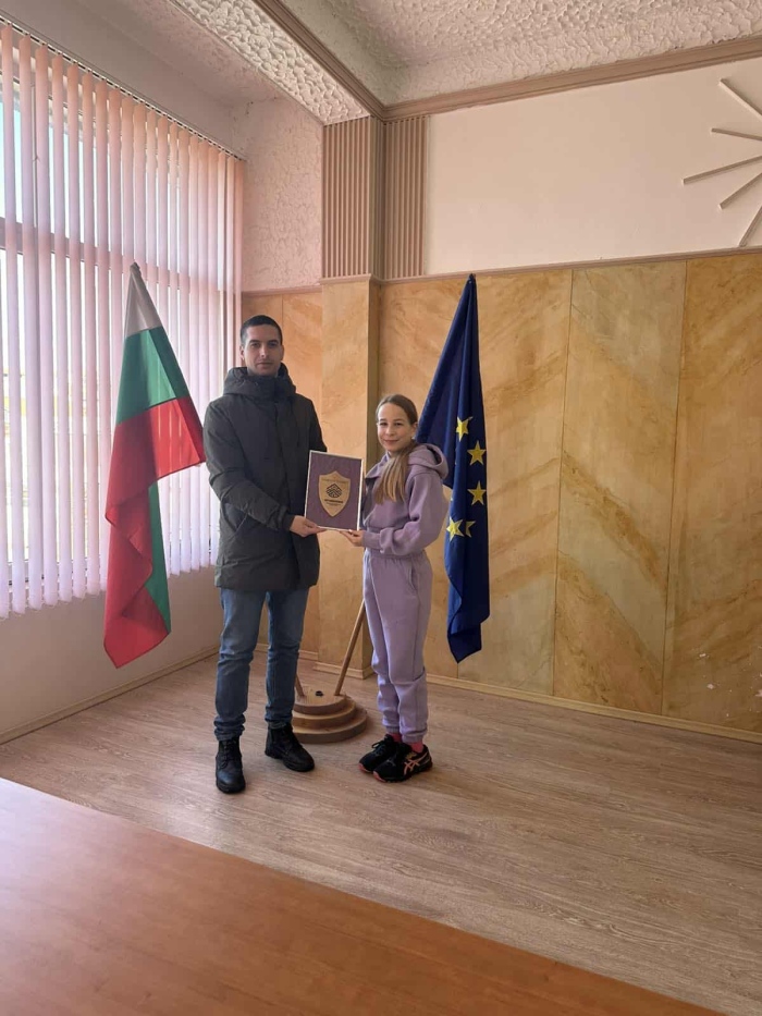 Кметство Огняново отличи с почетен плакет шампионката Цвети Касова 