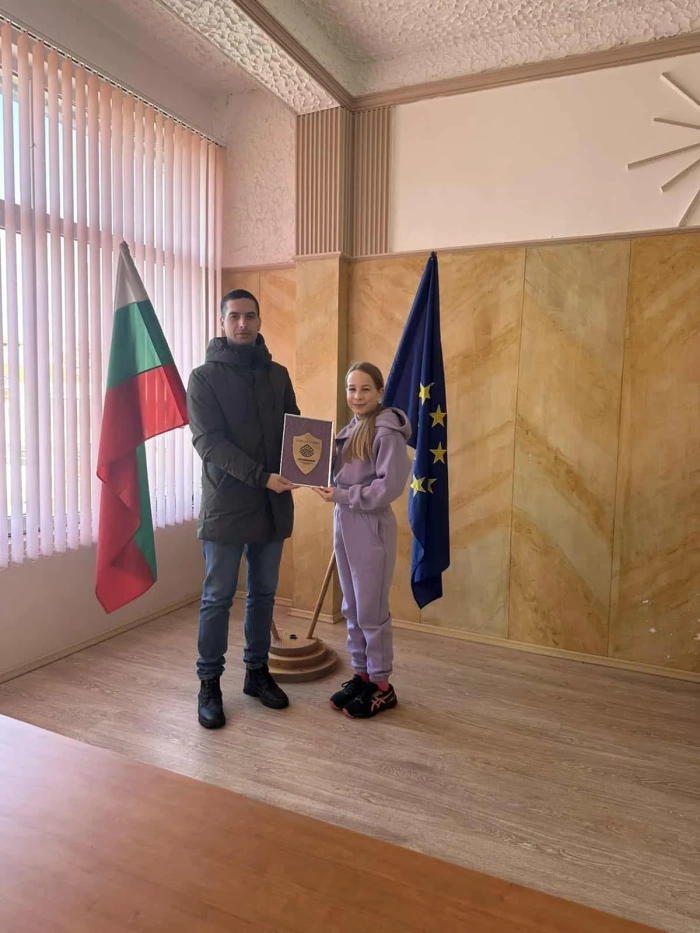 Кметство Огняново отличи с почетен плакет шампионката Цвети Касова 